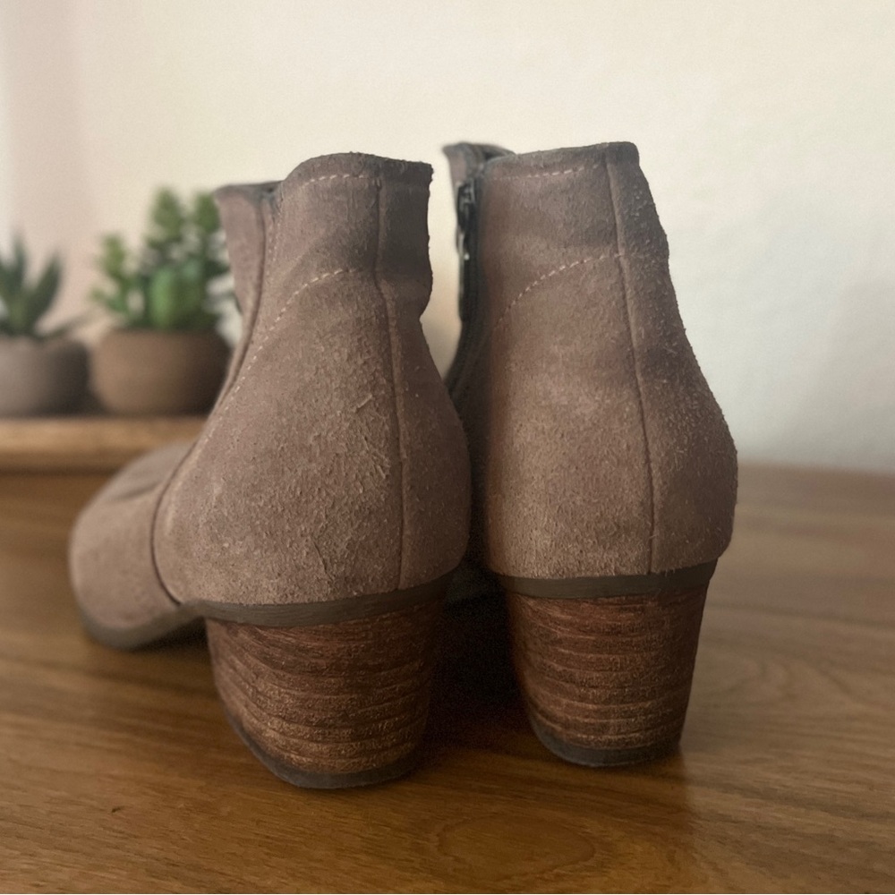 Blondo
Taupe
Size 8.5
Water Resistant
Suede
Ankle Boots
1.5” Heel - Picture 7 of 16